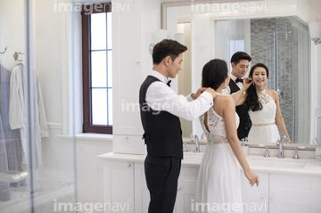 タキシード 横向き 洗練 の画像素材 結婚 行事 祝い事の写真素材ならイメージナビ