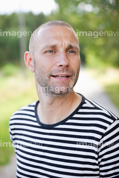 洋服 白人 坊主頭 40代 の画像素材 外国人 人物の写真素材ならイメージナビ