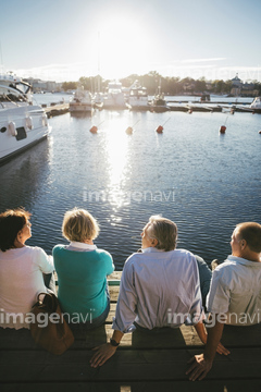夫婦 後ろ姿 外国人 4人 老夫婦 ロイヤリティフリー の画像素材 海路 水路 乗り物 交通の写真素材ならイメージナビ