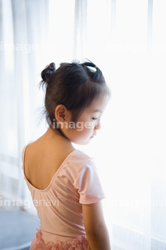 女の子 背中 の画像素材 赤ちゃん 育児 ライフスタイルの写真素材ならイメージナビ