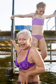 年配の女性 水着 の画像素材 年齢 人物の写真素材ならイメージナビ