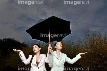 傘 差し出す の画像素材 外国人 人物の写真素材ならイメージナビ