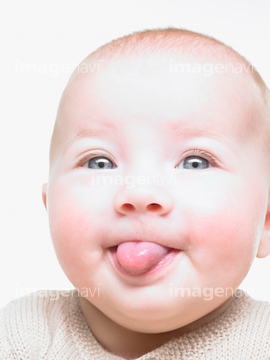 あっかんべー 女の子 赤ちゃん 子供 の画像素材 外国人 人物の写真素材ならイメージナビ