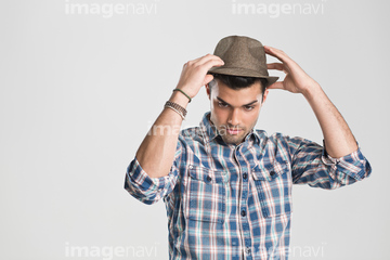 男性 帽子 被る 手を上げる の画像素材 写真素材ならイメージナビ