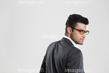 振り返る 若い男性 スーツ ハーフ の画像素材 外国人 人物の写真素材ならイメージナビ