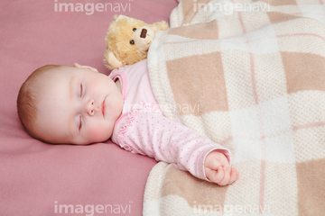 赤ちゃん 寝顔 外国人 秋 の画像素材 写真素材ならイメージナビ