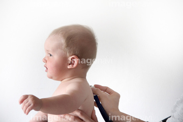 外国人 子供 赤ちゃん 横顔 背中 の画像素材 写真素材ならイメージナビ