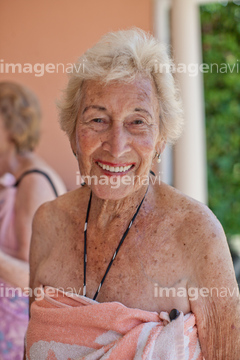 おばあちゃん 水着 写真 の画像素材 家族 人間関係 人物の写真素材ならイメージナビ