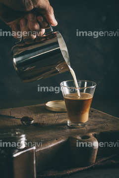 こぼす コーヒー の画像素材 飲み物 食べ物の写真素材ならイメージナビ