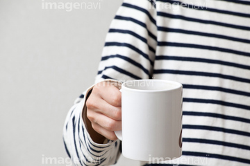 コップ 持つ 手 男性 1人 の画像素材 飲み物 食べ物の写真素材ならイメージナビ