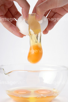 卵を割る の画像素材 体のパーツ 人物の写真素材ならイメージナビ