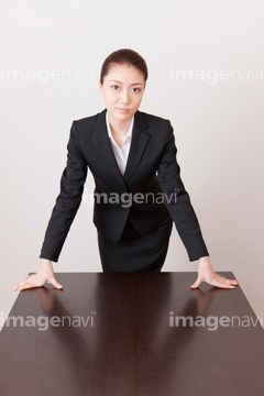 机 手をつく スーツ の画像素材 ビジネス 人物の写真素材ならイメージナビ