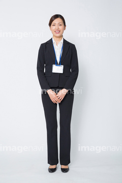 スーツ 女性 正面 日本人 若い女性 全身 パンツスーツ の画像素材 ビジネスパーソン ビジネスの写真素材ならイメージナビ