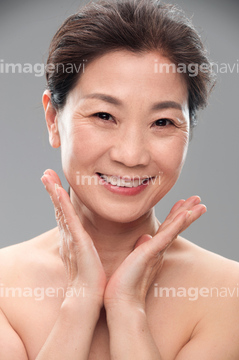 女性 裸 中国人 50代 の画像素材 体のパーツ 人物の写真素材ならイメージナビ