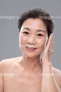 女性 裸 中国人 50代 の画像素材 体のパーツ 人物の写真素材ならイメージナビ