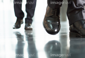 男 歩く 正面 イラスト シルエット 子供 足の部分 足 の画像素材 行動 人物の写真素材ならイメージナビ