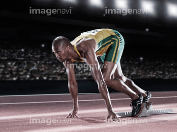 スポーツ 陸上競技 短距離走 クラウチングスタート 1人 ミドル の画像素材 写真素材ならイメージナビ