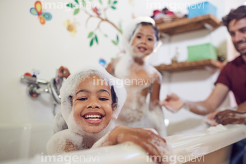 お風呂 子供 女の子 小学生 の画像素材 洗濯 掃除 ライフスタイルの写真素材ならイメージナビ