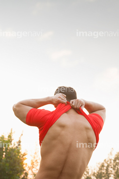 服 脱ぐ 男性 背中 の画像素材 写真素材ならイメージナビ