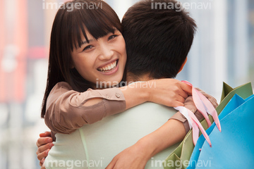 抱きしめる 横 の画像素材 行動 人物の写真素材ならイメージナビ