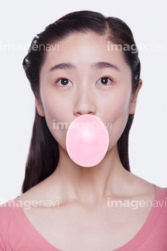 風船ガム 外国人 長い の画像素材 菓子 デザート 食べ物の写真素材ならイメージナビ