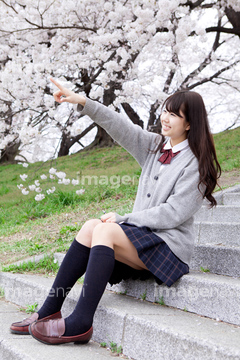 女子高生 横向き 全身 座る の画像素材 日本人 人物の写真素材ならイメージナビ