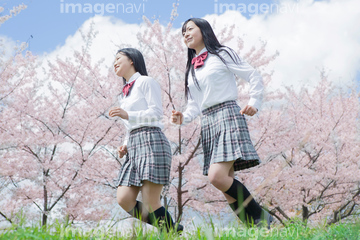 人物 構図 横向き 制服 走る 動作 の画像素材 写真素材ならイメージナビ