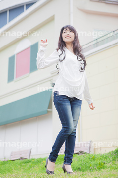若い女性 ジーンズ 女子大生 の画像素材 日本人 人物の写真素材ならイメージナビ