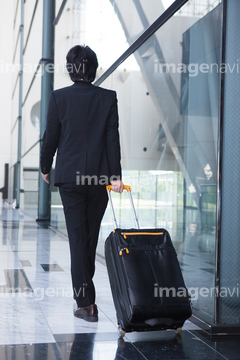 スーツケース 男性 後ろ姿 日本人 の画像素材 構図 人物の写真素材ならイメージナビ