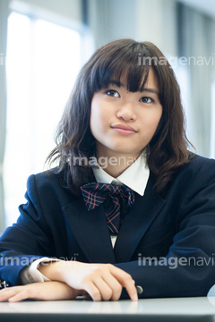 高校生 日本人 制服 パーマヘアー の画像素材 写真素材ならイメージナビ
