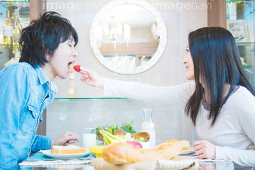 あーん 食べさせる 2人 日本人 朝 の画像素材 行動 人物の写真素材ならイメージナビ