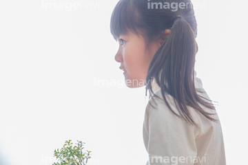 かわいい 女の子 横顔 1人 小学生 低学年 の画像素材 写真素材ならイメージナビ