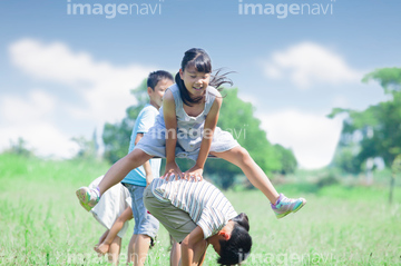 芝生でJC公園パンチラ盗撮エロ画像 子供 しゃがむ 女の子 真夏の写真素材 - PIXTA