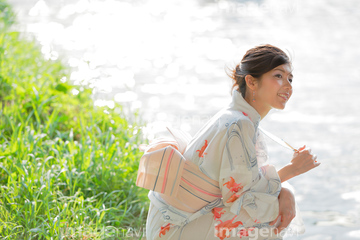 しゃがむ 横向き の画像素材 行動 人物の写真素材ならイメージナビ