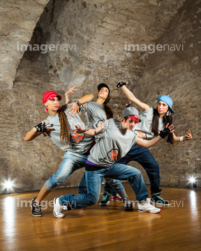 ヒップホップ ポーズ ダンサー 4人 の画像素材 ビジネス 人物の写真素材ならイメージナビ