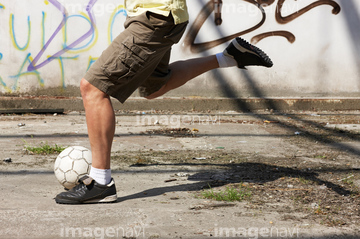 ストリートサッカー ボール 昼 の画像素材 外国人 人物の写真素材ならイメージナビ