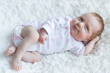 女 足 組む 赤ちゃん 子供 の画像素材 赤ちゃん 育児 ライフスタイルの写真素材ならイメージナビ