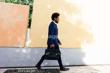 横向き 男性 全身 スーツ 歩く 黒人 の画像素材 業種 職業 ビジネスの写真素材ならイメージナビ
