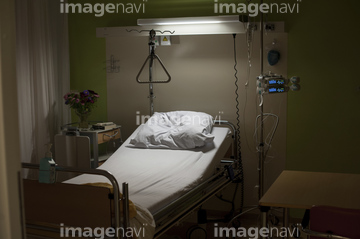 病室 ベッド 夜 ロイヤリティフリー の画像素材 ライフスタイル イラスト Cgの写真素材ならイメージナビ