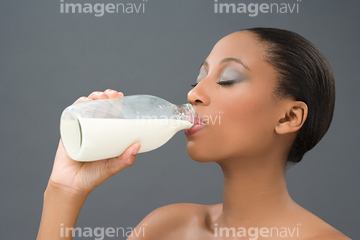 牛乳瓶 飲む の画像素材 赤ちゃん 育児 ライフスタイルの写真素材ならイメージナビ