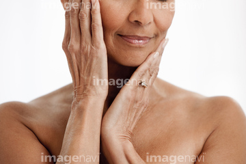 70代　ヌード 人物 > 体のパーツ > 女性ヌード，喜び 1人 70代】の画像素材 | 写真素材ならイメージナビ
