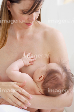 母子裸 裸の母親がベッドで赤ちゃんと遊んでいます。母子の健康。の写真 ...