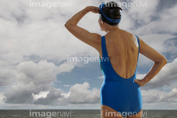年配の女性 水着 の画像素材 年齢 人物の写真素材ならイメージナビ