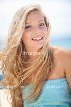 若い 女性 白人 金髪 笑顔 美人 いきいき 夏 の画像素材 外国人 人物の写真素材ならイメージナビ