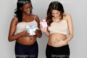 笑顔 箱 白人 妊婦 将来 の画像素材 赤ちゃん 育児 ライフスタイルの写真素材ならイメージナビ