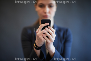 スマホ 手 正面 両手 手元 の画像素材 ビジネスアイテム ビジネスの写真素材ならイメージナビ