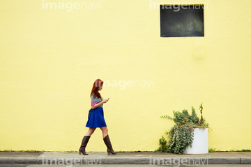 女性 歩く 横姿 若者 歩きスマホ の画像素材 写真素材ならイメージナビ