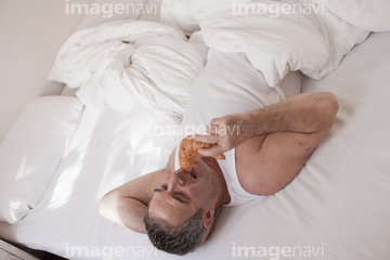 寝る 男性 俯瞰 ベッド 寂しさ の画像素材 写真素材ならイメージナビ