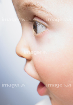 外国人 子供 赤ちゃん 横顔 驚き の画像素材 感情 人物の写真素材ならイメージナビ