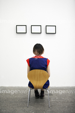 女性 斜め 後ろ 1人 座る 全身 の画像素材 構図 人物の写真素材ならイメージナビ